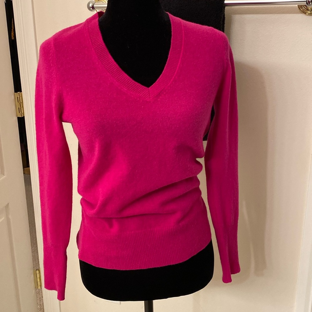 Beautiful sweater v neck like new
Cashmere by Halogen